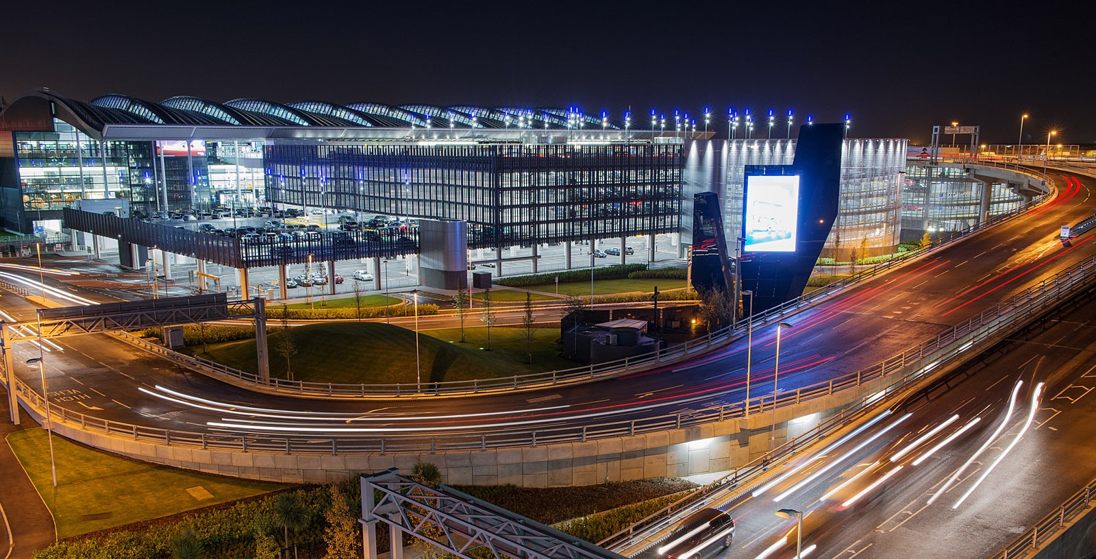 Are there car parks at heathrow airport, Heathrow Parking Terminal 2